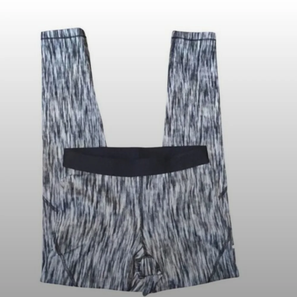 ❗️Nike❗️NWOT Black and Gray Patterned Warming Leggings 💠Sz M 💠